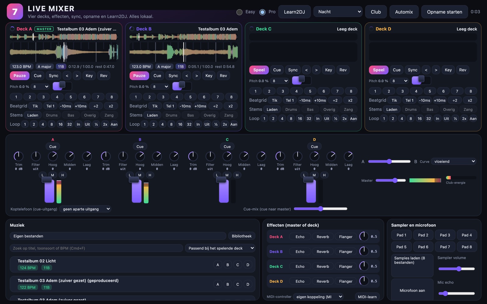 De Live Mixer van MUSIC 7 met vier decks en parallelle golfvormen.